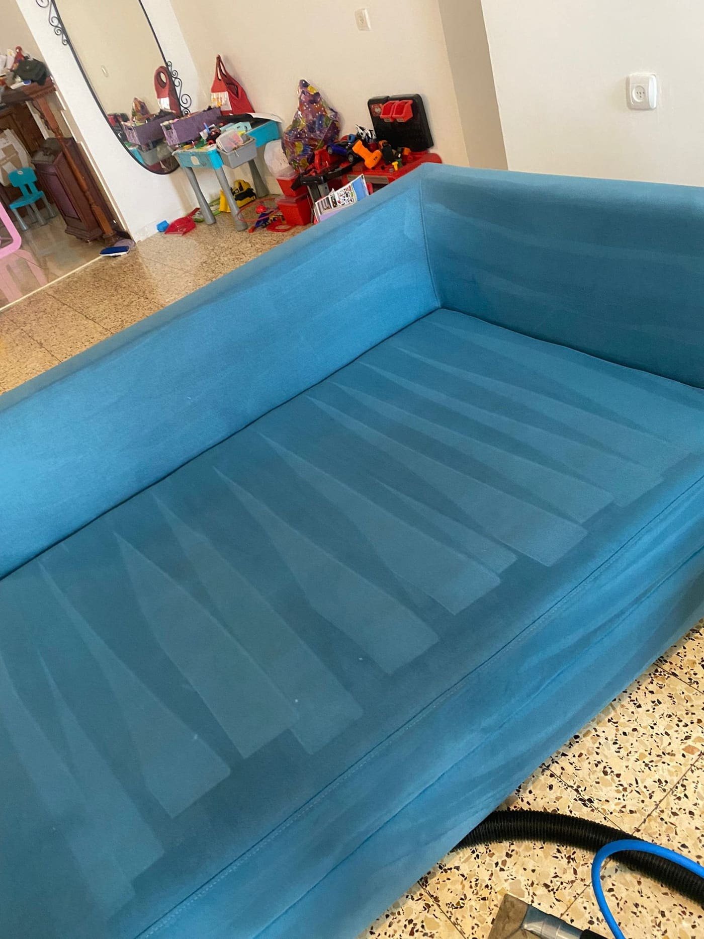 אותה ספה נקייה עם פסי שאיבה