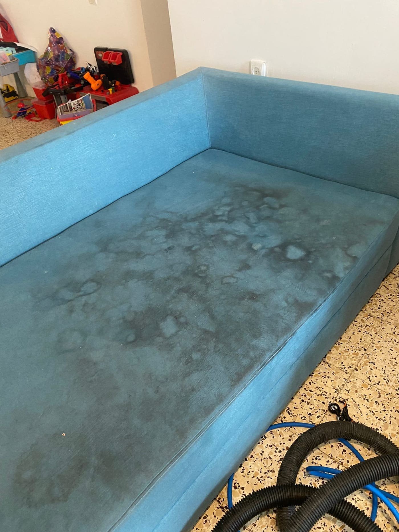 ספה תכלת עם שדה כתמים כהה